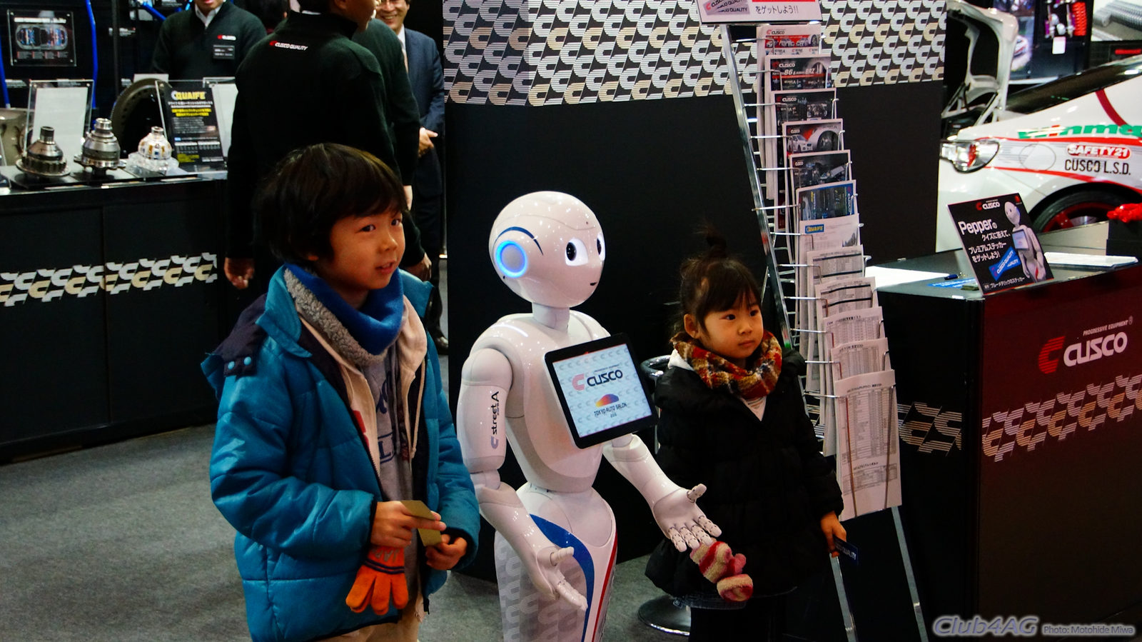 Children meeting a humanoid robot