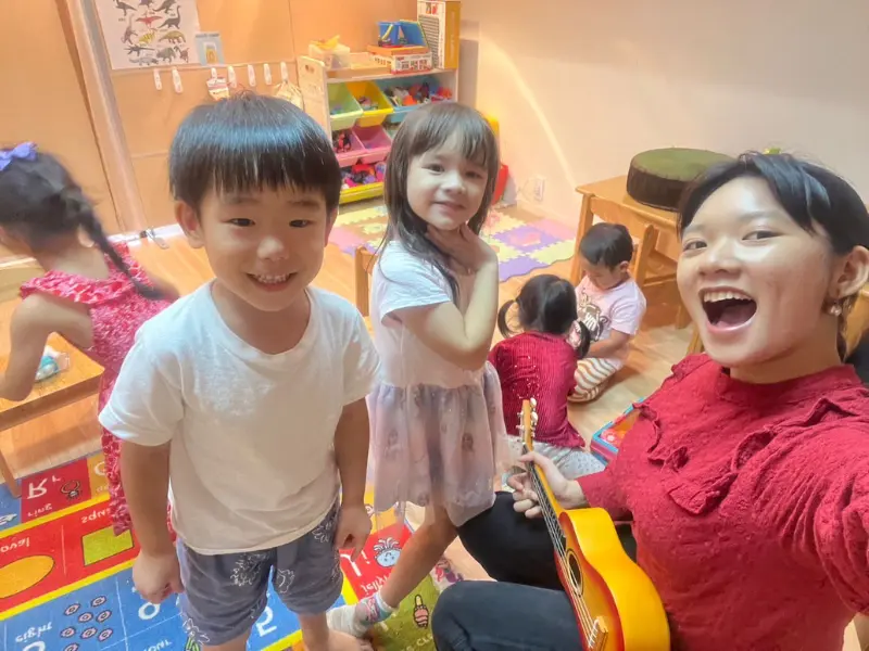 英語アクティビティで笑顔を見せる子どもたちと先生