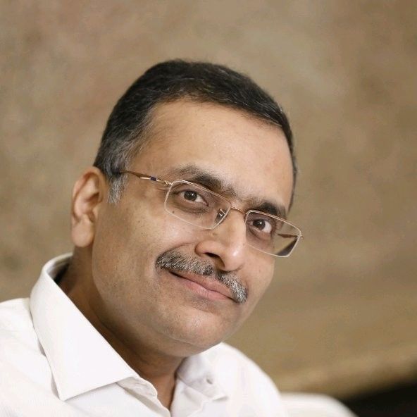 Professional portrait of Jasmin Louis-Seize with glasses and a white shirt.