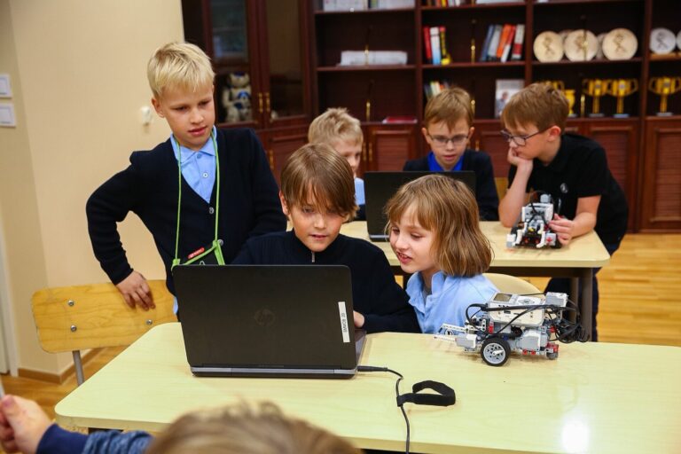 Children coding a robot on a laptop